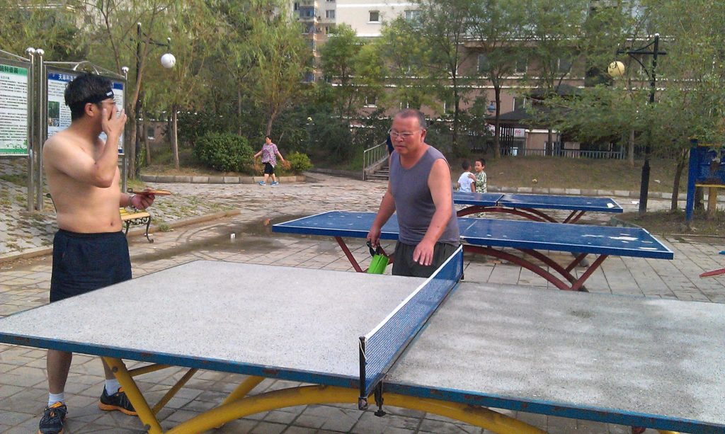 小区里的爷爷们很多是乒乓好手